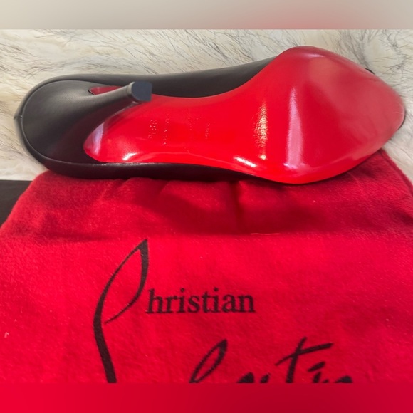 CHRISTIAN LOUBOUTIN
Black Patent Leather Pump ๐ ๐ฅ
NWT | EU 38.5 - Picture 5 of 15